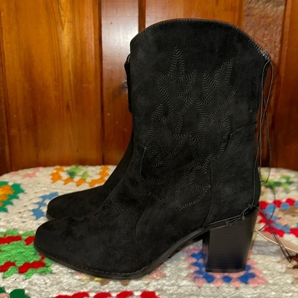 NWT Olivia & Kate Boots Size 9 - Picture 1 of 10